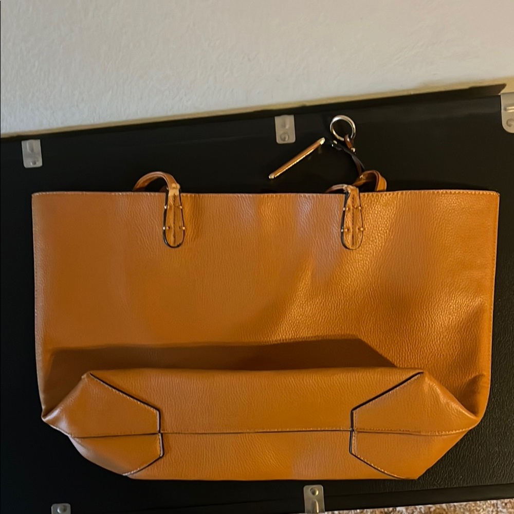 Sophisticated Tan Leather Tote with Minimalist Design
